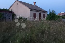 Ljubacki stanovi - Kuca za adaptaciju - 2787 m2 terena, Ražanac, House