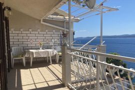 Prostrana apartmanska kuća s prekrasnim pogledom na more, Omiš, House