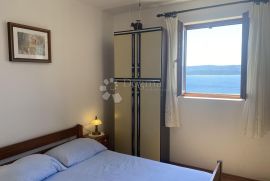 Prostrana apartmanska kuća s prekrasnim pogledom na more, Omiš, Дом