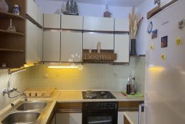 Prostrana apartmanska kuća s prekrasnim pogledom na more, Omiš, House