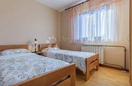 INVESTICIJSKA PRILIKA! APARTMANSKA KUĆA U NEPOSREDNOJ BLIZINI MORA, Medulin, House