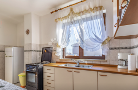 INVESTICIJSKA PRILIKA! APARTMANSKA KUĆA U NEPOSREDNOJ BLIZINI MORA, Medulin, Haus