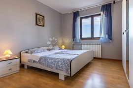 INVESTICIJSKA PRILIKA! APARTMANSKA KUĆA U NEPOSREDNOJ BLIZINI MORA, Medulin, House