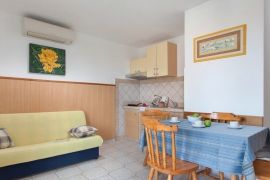 Kuća sa dva apartmana na 80 m od mora, Novigrad, Istra, Novigrad, Kuća