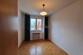 ZAGREB-STENJEVEC-85m2,PROSTRAN TROSOBAN STAN SA LOĐOM,POGLED, Stenjevec, Apartamento