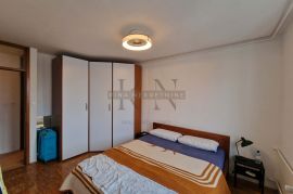 ZAGREB-STENJEVEC-85m2,PROSTRAN TROSOBAN STAN SA LOĐOM,POGLED, Stenjevec, Apartamento