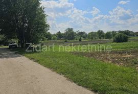 Ugrinovci, centar, parcela 2412m2, Zemun, Terreno