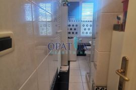 Apartman u vili do mora (ispod ul. M. Tita) prvi kat, terasa, centar Opatije, 2 parkirna mjesta, Opatija, Flat