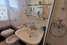 Apartman u vili do mora (ispod ul. M. Tita) prvi kat, terasa, centar Opatije, 2 parkirna mjesta, Opatija, Apartamento