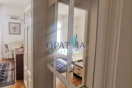 Apartman u vili do mora (ispod ul. M. Tita) prvi kat, terasa, centar Opatije, 2 parkirna mjesta, Opatija, Apartamento