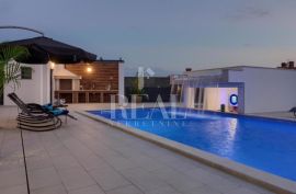 Moderna villa u okolici Pule 280m2 , 6S+DB !, Marčana, بيت