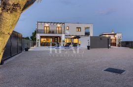 Moderna villa u okolici Pule 280m2 , 6S+DB !, Marčana, Maison