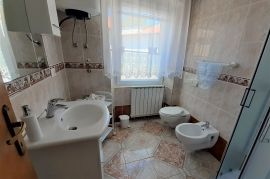 Apartmanska kuća s potencijalom, Buje, Haus