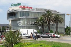 Zadar, centar grada, poslovni prostor 245 m2, podrum 500 m2, terasa 240 m2, Zadar, Gewerbeimmobilie
