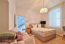 APARTMANSKA KUĆA U CENTRU CRIKVENICE, Crikvenica, Maison