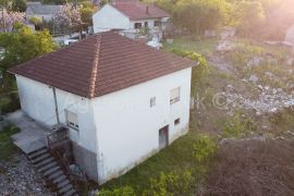 Imotski Runović samostojeća kuća 250 m2 + okućnica 1600 m2, Imotski, Σπίτι
