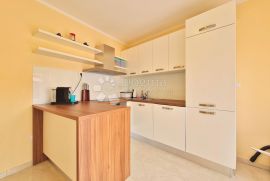 CRIKVENICA Trosobni stan sa okućnicom i pogledom na more, Crikvenica, Apartamento