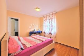 CRIKVENICA Trosobni stan sa okućnicom i pogledom na more, Crikvenica, Apartamento