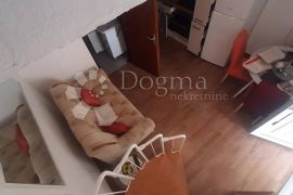 Prekrasna trokatnica sa  pet apartmana u Zatonu, Nin, Casa