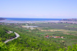 DVIJE RUŠEVINE SA OTVORENIM POGLEDOM, Buje, Famiglia