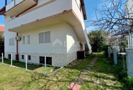 ZADAR, SABUNIKE - Prostrana apartmanska kuća s velikom okućnicom, Privlaka, Kuća
