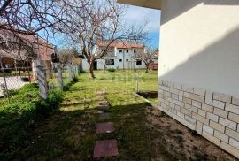 ZADAR, SABUNIKE - Prostrana apartmanska kuća s velikom okućnicom, Privlaka, Kuća