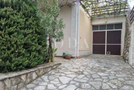 Bribir, kuća sa četiri stana, Vinodolska Općina, House