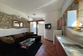 ISTRA, MEDULIN- Kuća sa dva stana + parking + pogled more!!, Medulin, House