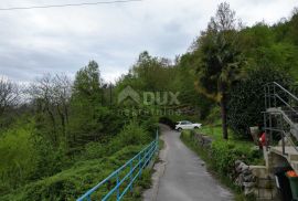 MATULJI, KUĆELI- zemljište 12 000 m2 (cca 6700m2 građevinsko) s pogledom na more + 3 starine 220m2, Matulji, Terreno