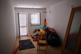 Selce, stan u prizemlju sa vrtom i parkingom, Crikvenica, Appartement