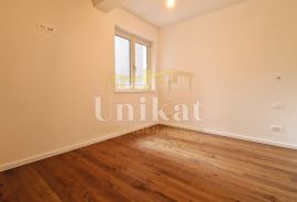 Dvosobni stan (2S+DB) s vrtom 2 km od mora, prizemlje, Poreč, Apartamento