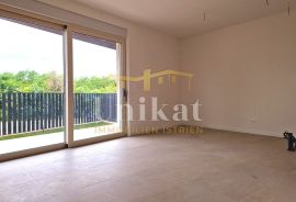 Dvosobni stan (2S+DB) s vrtom 2 km od mora, prizemlje, Poreč, Appartment