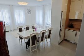 SENJ, CENTAR - Ekskluzivan trosobni apartman u blizini mora, Senj, Διαμέρισμα