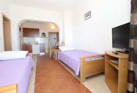 OTOK PAG, MANDRE - Prostrana apartmanska kuća s pogledom na more, Kolan, House