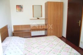 OTOK PAG, MANDRE - Prostrana apartmanska kuća s pogledom na more, Kolan, House