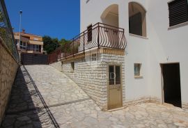 Rabac, obiteljska kuća, 900 metara od mora i plaža, Labin, بيت
