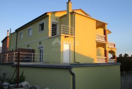 NOVI VINODOLSKI- kuća, 650 m2, okućnica, parking!!, Novi Vinodolski, Wohnung