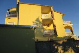 NOVI VINODOLSKI- kuća, 650 m2, okućnica, parking!!, Novi Vinodolski, Appartment