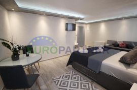 Apartmanska kuća u staroj jezgri Poreča, Poreč, Ev