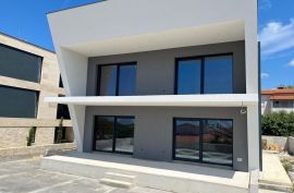 Moderna kuća s bazenom i pogledom na more u završnoj fazi, Medulin, Medulin, Дом