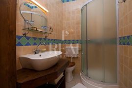 Cres-Atraktivan Hotel 800 m od mora,13.soba,restoran sa pogledom na more, Cres, Коммерческая недвижимость