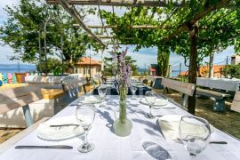 Cres-Atraktivan Hotel 800 m od mora,13.soba,restoran sa pogledom na more, Cres, Коммерческая недвижимость