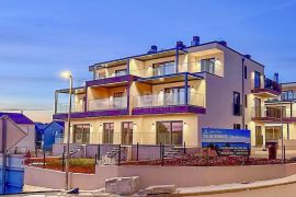 PULA, MEDULIN - stan u prizemlju novogradnje 100m od plaže, pogled, terasa, parking, Medulin, Flat