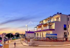 PULA, MEDULIN - stan u prizemlju novogradnje 100m od plaže, pogled, terasa, parking, Medulin, Daire
