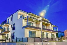 PULA, MEDULIN - stan u prizemlju novogradnje 100m od plaže, pogled, terasa, parking, Medulin, Wohnung