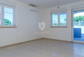 Pula, okolica,  stan u prizemlju s terasom, Ližnjan, Appartement