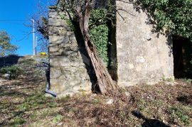 ISTRA, PIĆAN - Građevinsko zemljište sa samostojećom ruševinom i poljoprivrednim zemljištem od 4227 m2, Pićan, Terrain