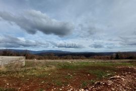 ISTRA, PIĆAN - Zemljište sa započetom gradnjom dvije kuće, rub sela, pogled na prirodu, Pićan, Arazi