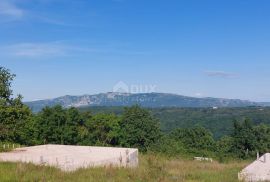 ISTRA, PIĆAN - Zemljište sa započetom gradnjom dvije kuće, rub sela, pogled na prirodu, Pićan, Land