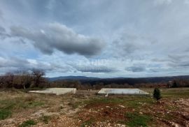 ISTRA, PIĆAN - Zemljište sa započetom gradnjom dvije kuće, rub sela, pogled na prirodu, Pićan, Terreno